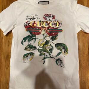 Gucci T with stain that can be washed